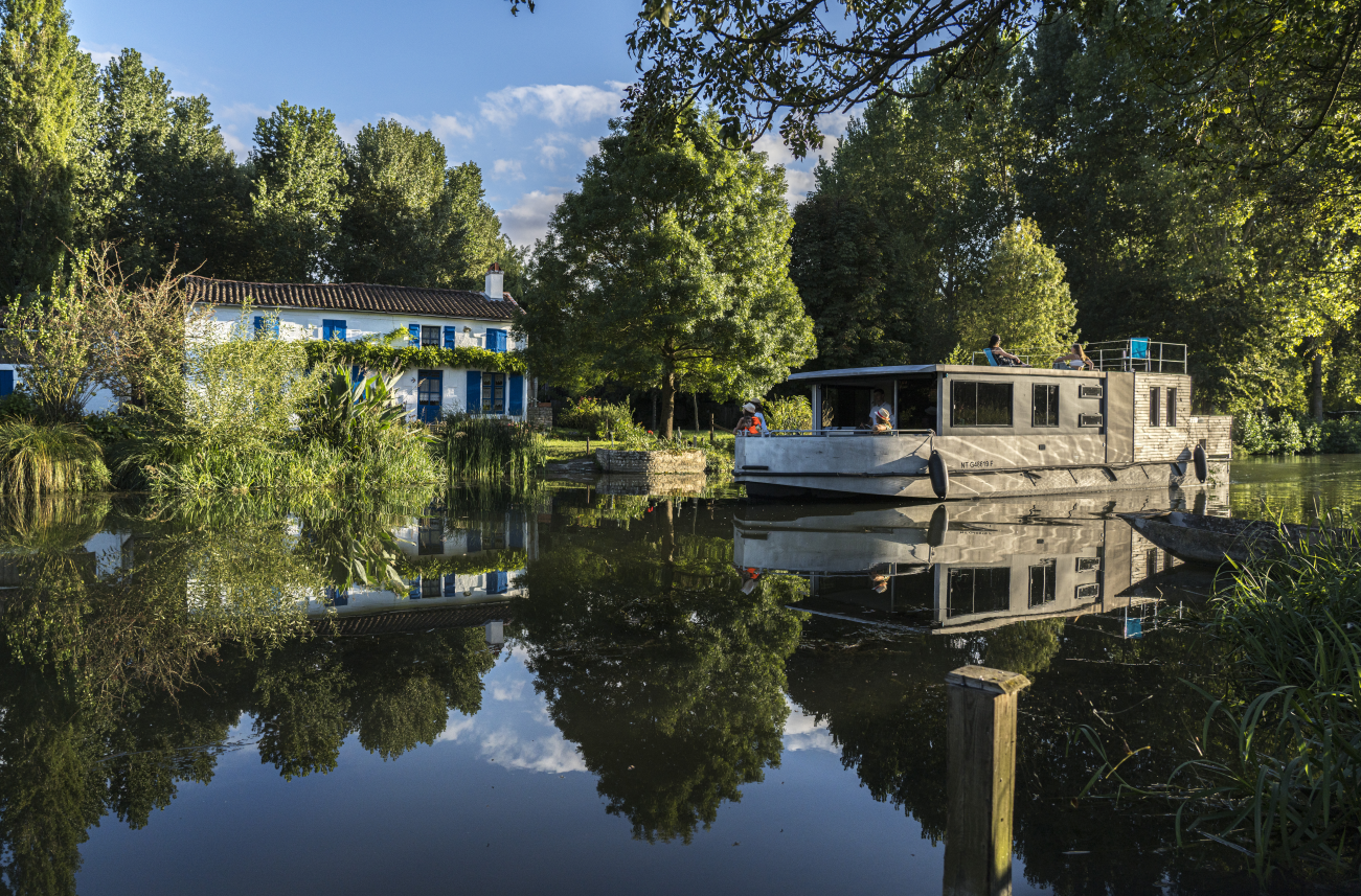 Electric houseboat in the Marais Poitevin.