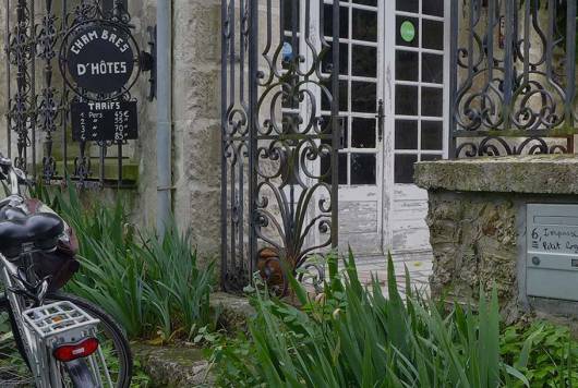 Vélo dans une l'entrée d'une chambre d'hôte dans le Marais poitevin