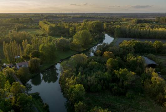 Vue aérienne de la Sèvre niortaise au coeur du marais mouillé dans le Marais poitevin