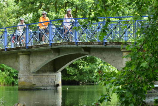 Cyclistes sur une passerelle à Niort dans le  Marais poitevin