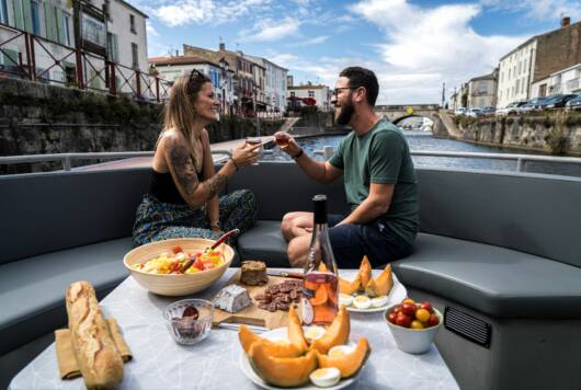 Touristes sur un bateau à Marans